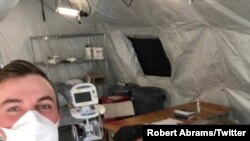 로버트 에이브람스 주한미군 사령관이 지난달 29일 신종 코로나바이러스 대응 의료팀과 함께 찍은 사진을 자신의 트위터에 올렸다. 사진 출처: Robert Abrams/Twitter.