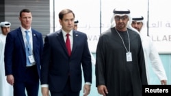 Menteri Luar Negeri Amerika Serikat Marco Rubio berjalan bersama Presiden Uni Emirat Arab Sheikh Mohamed bin Zayed Al Nahyan di ADNEC Centre Abu Dhabi, Uni Emirat Arab, 19 Februari 2025. (Evelyn Hockstein/REUTERS)