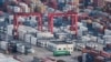Miles de contenedores apilados en el puerto de Yangshan en Shanghai, el 29 de marzo de 2018. China agiliza sus esfuerzos globales para ampliar su comercio con tratados bilaterales estre estos con países latinoamericanos.