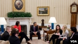 El presidente Barack Obama y la primera dama, Michelle Obama, durante una reunión con estudiantes y padres que participaron de la conferencia contra el acoso escolar.