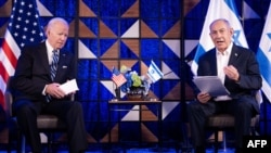 Presiden AS Joe Biden (kiri) mendengarkan Perdana Menteri Israel Benjamin Netanyahu menyampaikan pernyataannya di Tel Aviv pada 18 Oktober 2023. (Foto: AFP/Brendan Smialowski)