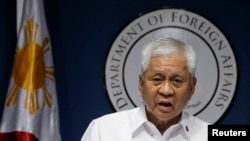 Menteri Luar Negeri Filipina Albert del Rosario dalam sebuah konferensi pers di Manila. (Foto: Dok)