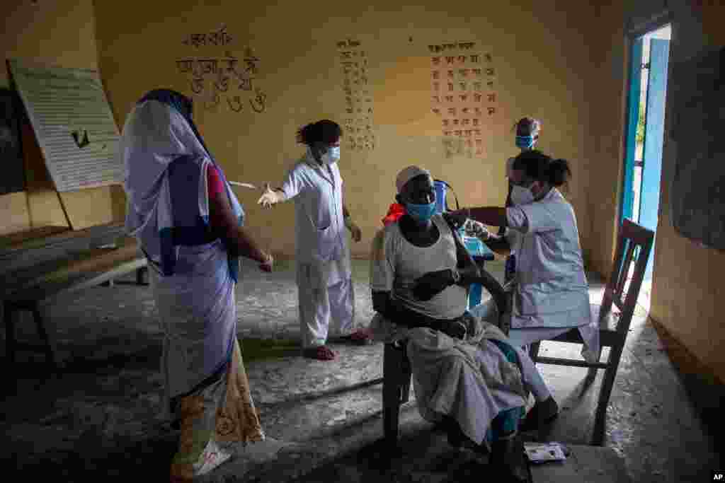 اعزام کارمندان بهداری به روستاها برای تزریق واکسن کووید – ۱۹ به اهالی در منطقه آسام، هند