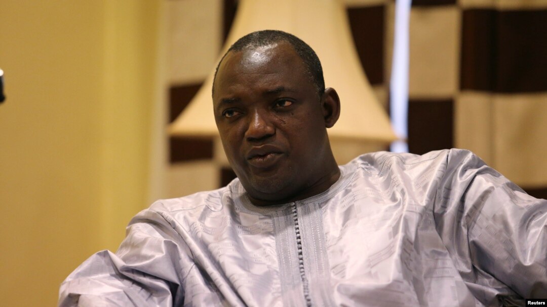 Presiden terpilih Gambia Adama Barrow dalam sebuah wawancara di Banjul, Desember 2016. (Reuters/Afolabi Sotunde)