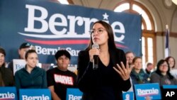 La representante Alexandria Ocasio-Cortez, demócrata de Nueva York, habló en una parada de campaña para el candidato presidencial demócrata, el senador Bernie Sanders, el domingo 26 de enero de 2020, en Perry, Iowa. (Foto AP / Andrew Harnik)