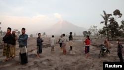 Grupos de personas observan la erupción del volcám Semeru en Indonesia el 5 de diciembre de 2022.