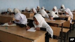 Para siswi Afghanistan mengikuti pelajaran sekolah di sebuah sekolah dasar di Kabul, Afghanistan (foto: dok). 