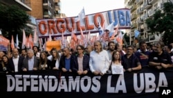 ARCHIVO - La gente marcha para exigir más fondos para las universidades públicas y contra las medidas de austeridad propuestas por el presidente Javier Milei en Buenos Aires, Argentina, el martes 23 de abril de 2024.