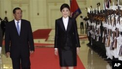 柬埔寨首相洪森在金边和平宫内陪同泰国总理英拉检阅仪仗队(9月15日)