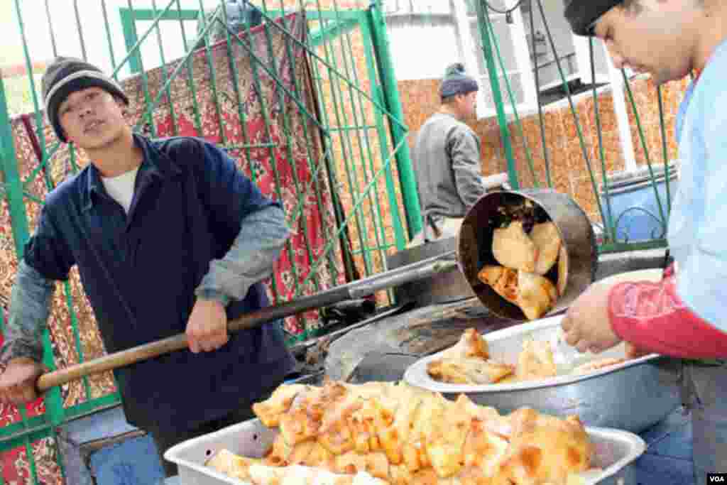 Qishing sovuq kunlarida dumbali qaynoq tandir sombo'sa joningizga darmon bo'ladi