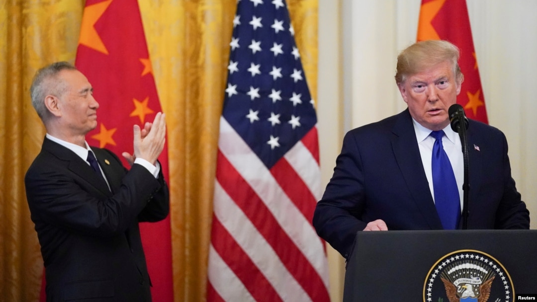美國總統特朗普在白宮美中第一階段經貿協議簽署儀式上講話時中國副總理劉鶴鼓掌。（2020年1月15日）