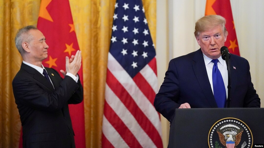 美國總統特朗普在白宮美中第一階段經貿協議簽署儀式上講話時中國副總理劉鶴鼓掌。（路透社2020年1月15日）