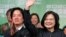 台湾总统蔡英文胜选连任后与当选副总统赖清德向支持者招手致意。(2020年1月11日)