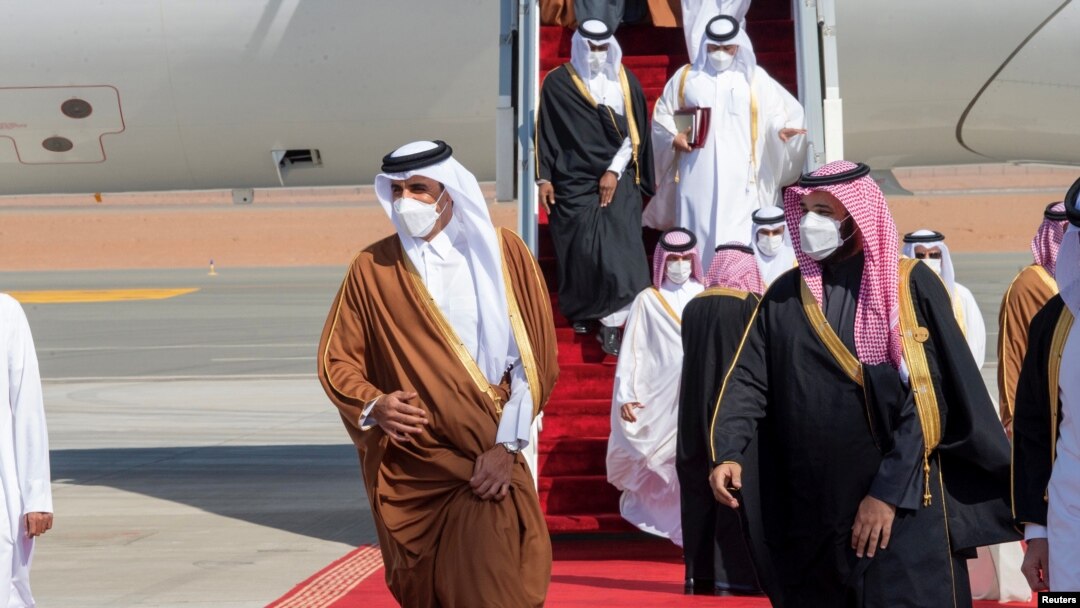 Putra Mahkota Arab Saudi Mohammed bin Salman menyambut Emir Qatar Sheikh Tamim bin Hamad al-Thani saat tiba untuk menghadiri KTT Dewan Kerja Sama Teluk di Al-Ula, Arab Saudi, 5 Januari 2021. (Foto: Bandar Algaloud/ Saudi Royal Court via Reuters)
