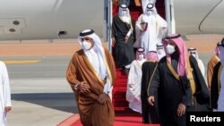 Putra Mahkota Arab Saudi Mohammed bin Salman menyambut Emir Qatar Sheikh Tamim bin Hamad al-Thani saat tiba untuk menghadiri KTT Dewan Kerja Sama Teluk di Al-Ula, Arab Saudi, 5 Januari 2021. (Foto: Bandar Algaloud/ Saudi Royal Court via Reuters)