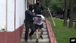Офицер КГБ Беларуси задерживает российского граждана на территории санатория под Минском. 29 июля 2020 г.