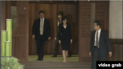 日本防衛大臣稻田朋美星期四參拜了靖國神社。（視頻截圖）