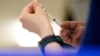 Seorang perawat mengisi jarum suntik dengan vaksin COVID-19 untuk penduduk yang berusia di atas 50 tahun di Waterford, Michigan, AS, 8 April 2022. (Foto: REUTERS/Emily Elconin)