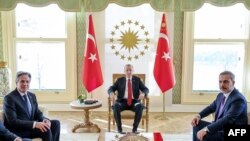 Presiden Turki Recep Tayyip Erdogan (tengah) bertemu dengan Menteri Luar Negeri AS Antony Blinken (kiri) didampingi Menteri Luar Negeri Turki Hakan Fidan (kanan) di kediaman pribadi kepresidenan Vahdettin di Istanbul, 6 Januari 2024. (Handout / LAYANAN PERS PRESIDEN TURKI / AFP)