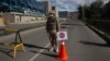 Rue de La Paz bloquée par l'armée pendant l'épidémie de coronavirus, Bolivie, 23 mars 2020. (Photo AP)