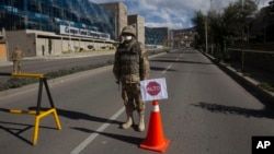 Rue de La Paz bloquée par l'armée pendant l'épidémie de coronavirus, Bolivie, 23 mars 2020. (Photo AP)