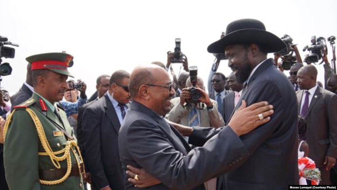 Presiden Sudan Selatan Salva Kiir (kanan) menyambut kedatangan Presiden Sudan Omar al-Bashir di bandara Juba hari Jumat (12/4). 