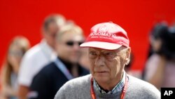 ARSIP – Mantan Juara Dunia Formula One, Niki Lauda, dari Austria berjalan di area tertutup sebelum latihan bebas ketiga di sirkuit Silverstone, 7 Juli 2018 (foto: AP Photo/Luca Brono, arsip)
