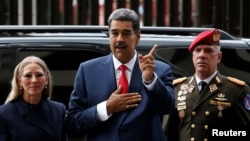 Presiden Venezuela Nicolas Maduro, ditemani istrinya Cilia Flores, tiba di Mahkamah Agung di Caracas, Venezuela, pada 2 Agustus 2024.