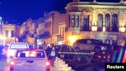 Fuerzas policiales trabajan en el lugar mientras retiran un vehículo con cadáveres que fueron abandonados por asaltantes desconocidos frente al Palacio de Gobierno, en Zacatecas, México, el 6 de enero de 2022. 