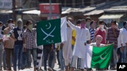 Warga Kashmir melakukan protes dengan membawa bendera Pakistan bertuliskan "jihad" dalam aksi di Srinagar, Kashmir-India (foto: dok).