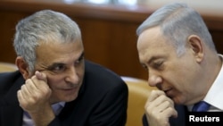 FILE - Israeli Prime Minister Benjamin Netanyahu (R) speaks with Finance Minister Moshe Kahlon during the weekly cabinet meeting in Jerusalem, Jan. 31, 2016. 