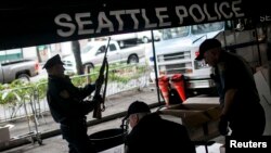 La policía de Seattle no ha revelado la identidad del joven a quien le incautaron armas de fuego y dispositivos explosivos.