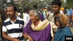 Para keluarga korban miras beracun berkumpul di luar Rumah Sakit Diamond Harbour di Sangrampur, dekat Kolkata, India (14/12).