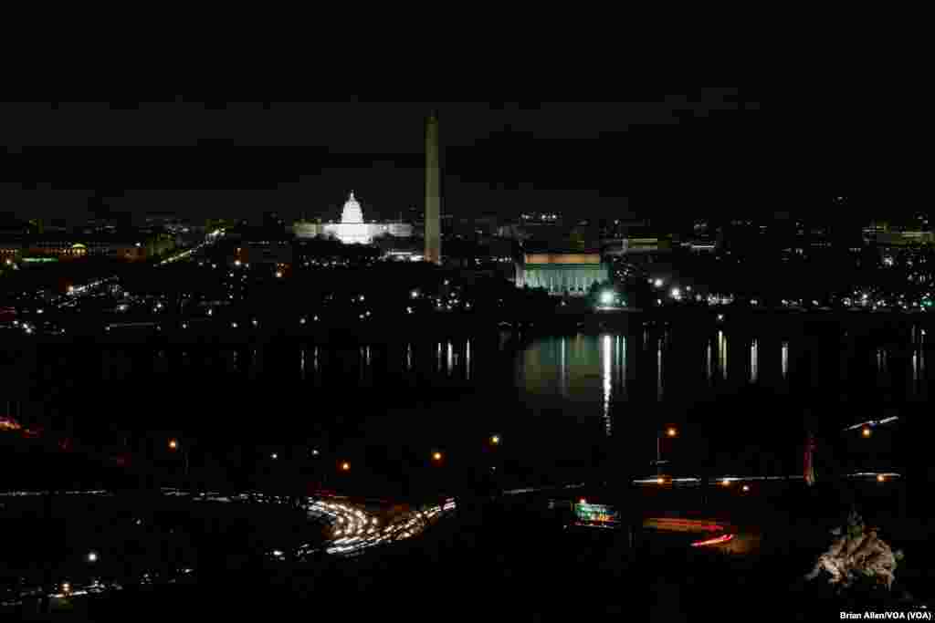 Pemandangan National Mall dan monumen-monumen serta Gedung Capitol di waktu malam (19/1).