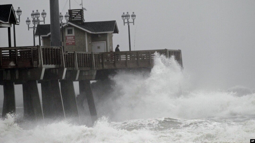 Ombak besar menghantam kawasan pantai di Nags Head, negara bagian North Carolina hari Sabtu (27/10), sementara badai Sandy menuju pesisir timur Amerika.
