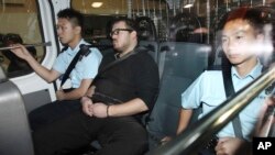 Rurik George Caton Jutting (tengah) dikawal polisi dalam kendaraan menuju pengadilan di Hong Kong (3/11).