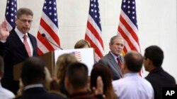 El ex presidente George W. Bush, durante la ceremonia de naturalización de 20 nuevos ciudadanos de 12 países este miércoles en la biblioteca que lleva su nombre en Dallas. (AP Photo/LM Otero)