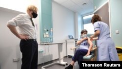 보리스 존슨 영국 총리(왼쪽)가 4일 아스트라제네카 신종 코로나바이러스 백신 접종을 시작한 런던의 체이스팜 병원을 방문했다.
