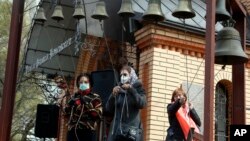Perempuan mengenakan masker wajah untuk melindungi diri dari virus corona di Ibu Kota Kyiv, Ukraina, 26 April 2020, sebagai ilustrasi. (Foto: AP)