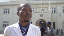 Tawanda Zvakada, of the Zimbabwe Hospital Doctors Association, defends the strike by health workers, in Harare, Sept. 19, 2019. (C. Mavhunga/VOA)
