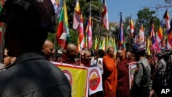 Polisi Myanmar memberikan penjagaan selama unjuk rasa pendeta Budha di luar Kedubes Thailand, 24 Februari 2017 di Yangon, Myanmar (foto: AP Photo/Thein Zaw)