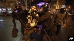 Policías detienen al periodista Giorgi Chamelishvili durante una manifestación contra la decisión del gobierno de suspender las negociaciones para unirse a la Unión Europea durante cuatro años, frente al parlamento en Tiflis, Georgia, la madrugada del 2 de diciembre de 2024.