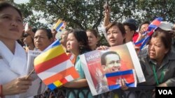 FILE - Tens of thousands of Cambodians march at a funeral procession of Kem Ley, heading to his homeland in Takeo’s Tramkak district on Sunday, July 24, 2016. Independent political analyst Kem Ley was shot dead on Sunday, July 10, 2016 in Phnom Penh. (Leng Len/VOA Khmer)