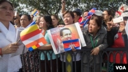 Hundreds of thousands of Cambodians march at a funeral procession, for Kem Ley, heading to his homeland in Takeo province, Sunday July 24, 2016. (Leng Len/VOA Khmer)