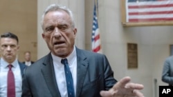 El candidato independiente a la presidencia de Estados Unidos, Robert F. Kennedy Jr., habla con reporteros en la Corte Suprema del condado de Nassau, en Mineola, Nueva York, el 21 de agosto de 2024. 