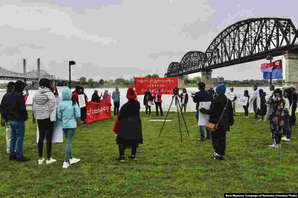အမေရိကန်ပြည်ထောင်စု ကန်တပ်ကီပြည်နယ်က မြန်မာ့အရေးဆန္ဒပြပွဲ။ (ဧပြီ ၁၇၊ ၂၀၂၁။ ဓာတ်ပုံ - Save Myanmar Campaign of Kentucky)