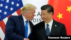 Predsednik SAD Donald Tramp rukuje se sa svojim kineskim kolegom Ši Đinpingom, tokom samita lidera G-7 u Francuskoj, 26. avgusta 2019.