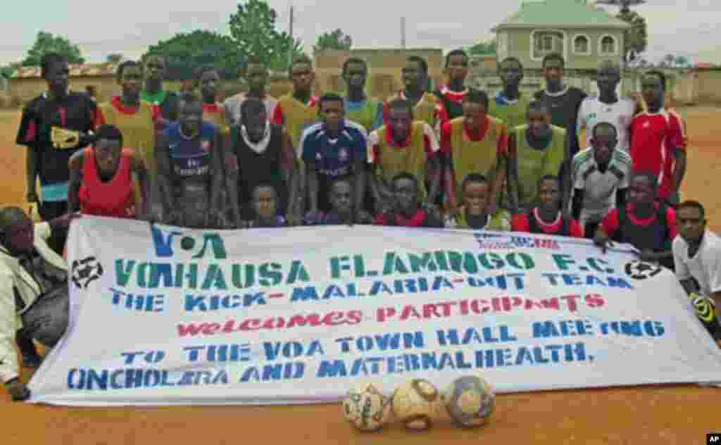 'Yan wasan Kungiyar kwallon kafa ta VOA Hausa Flamingos FC Bauchi a lokacin motsa jiki