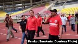 Rombongan Ketua Umum Persatuan Sepak Bola Seluruh Indonesia (PSSI) Mochammad Iriawan didampingi Wali Kota Solo Hadi Rudyatmo meninjau kesiapan Stadion Manahan Solo, yang menjadi lokasi laga Piala Dunia U-20 pada 2021 nanti, Minggu (9/2/2020). (Foto:Pemkot