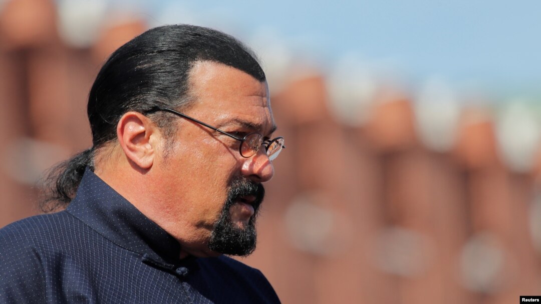 El actor estadounidense Steven Seagal observa en la Plaza Roja de Moscú el desfile por el 73 aniversario de la victoria rusa sobre la Alemania nazi en la II Guerra Mundial. Mayo 9 de 2018.
